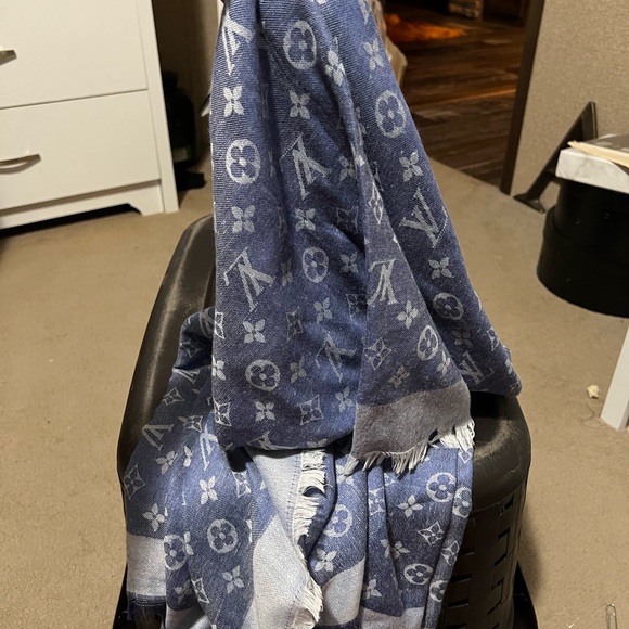 Baby blue sheer Louis Vuitton scarf 🔵 - Picture 2 of 3